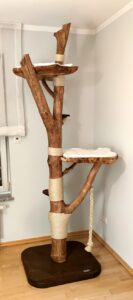 Deckenhoher Kratzbaum nach Maß, geplant und montiert in einer Wohnung in München