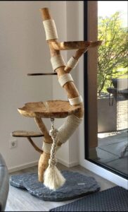 Kleiner Naturkratzbaum mit zwei Liegeflächen, individuell geplant im Raum Stuttgart