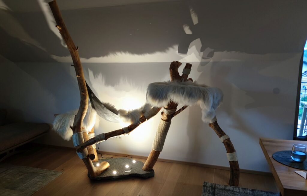 massgefertigter-kratzbaum-muenchen-wohnraum Maßgefertigter Kratzbaum in einer Wohnung in München