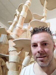 tobias-adam-kratzbaum-manufaktur Tobias Adam bei der Arbeit an einem maßgefertigten Kratzbaum